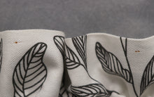 Lataa kuva Galleria-katseluun, 3 kpl valkoiset lehtikuvioiset kappaverhot