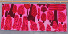 Lataa kuva Galleria-katseluun, Verhokappa, Marimekko, ”Metsänväki”, 55 cm x 554 cm
