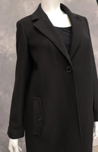 Lataa kuva Galleria-katseluun, Pitkä musta takki, koko 36
