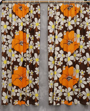 Lataa kuva Galleria-katseluun, Ruskeat verhot valkoisilla ja oransseilla kukilla
