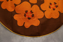 Lataa kuva Galleria-katseluun, Pyöreä pöytäliina kukkakuviolla
