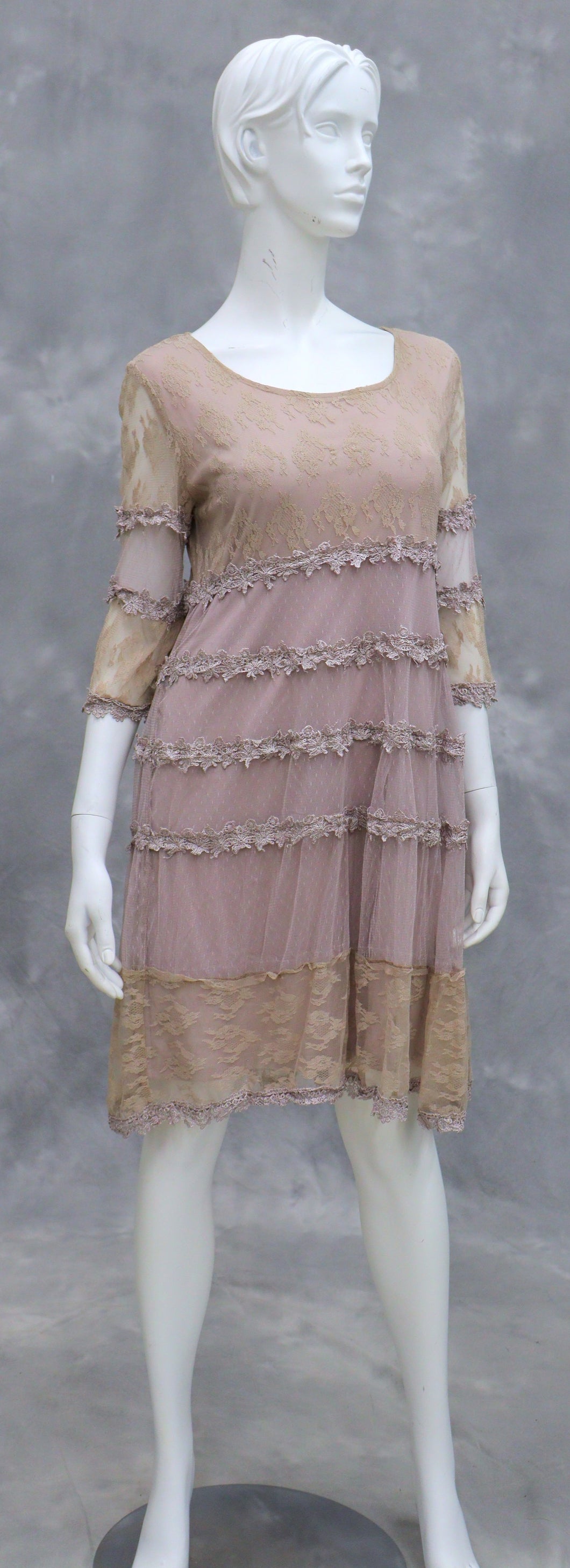 Naisten pitkähihainen pitsimekko