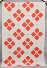 Lataa kuva Galleria-katseluun, Valkoiset puna-keltakuvioiset retroverhot 3 kpl 150 x 220 cm
