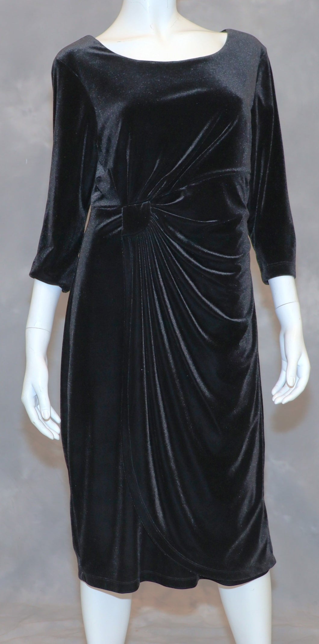 Musta samettinen kietaisumekko