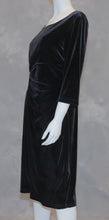 Lataa kuva Galleria-katseluun, Musta samettinen kietaisumekko
