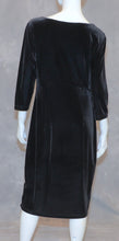 Lataa kuva Galleria-katseluun, Musta samettinen kietaisumekko
